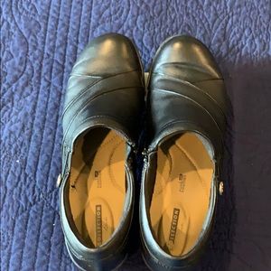 Clark’s black zipper Channing Ann slip on sz 9M